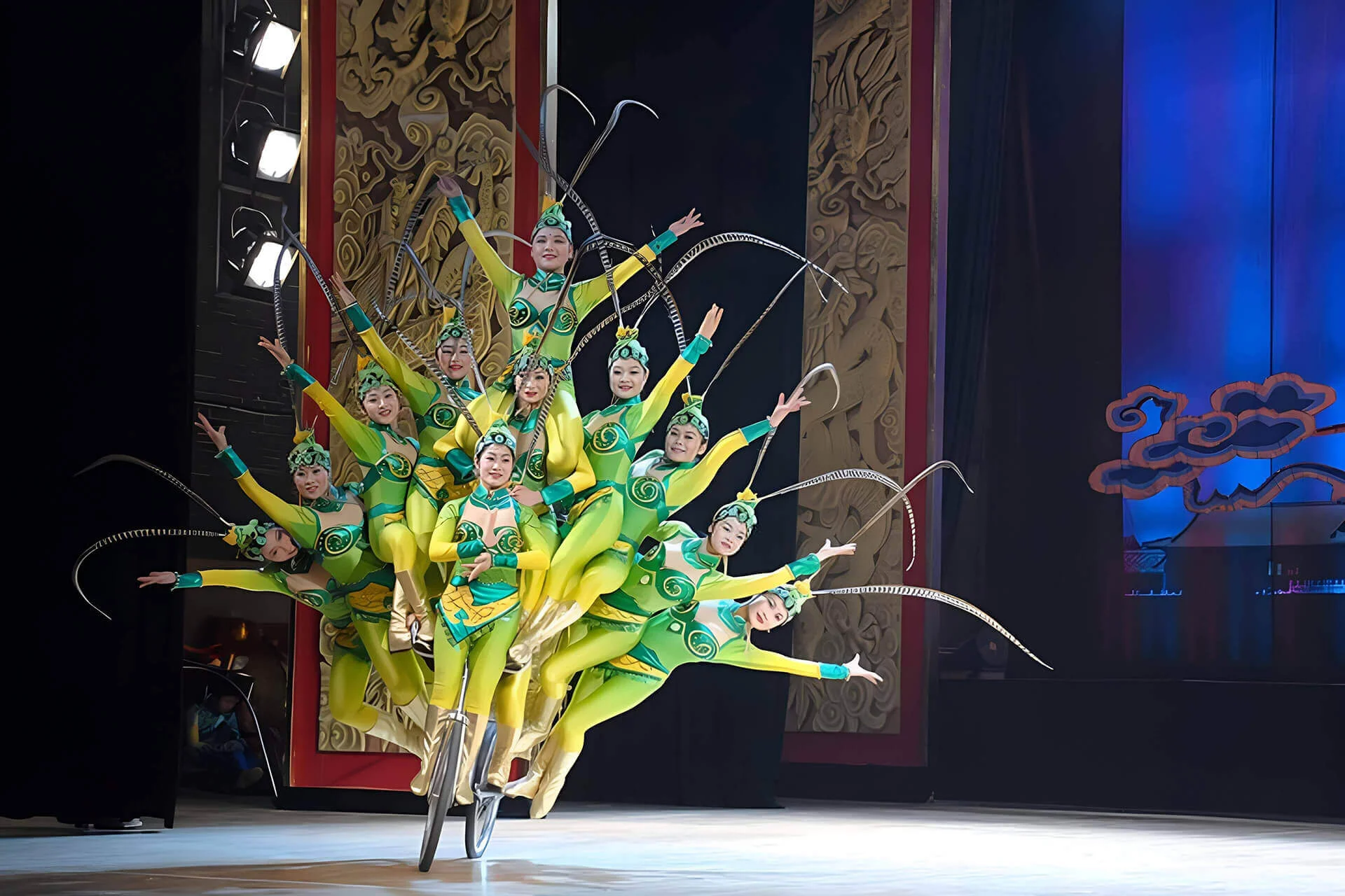 红剧场杂技演出《蜀国英雄之出彩中国》